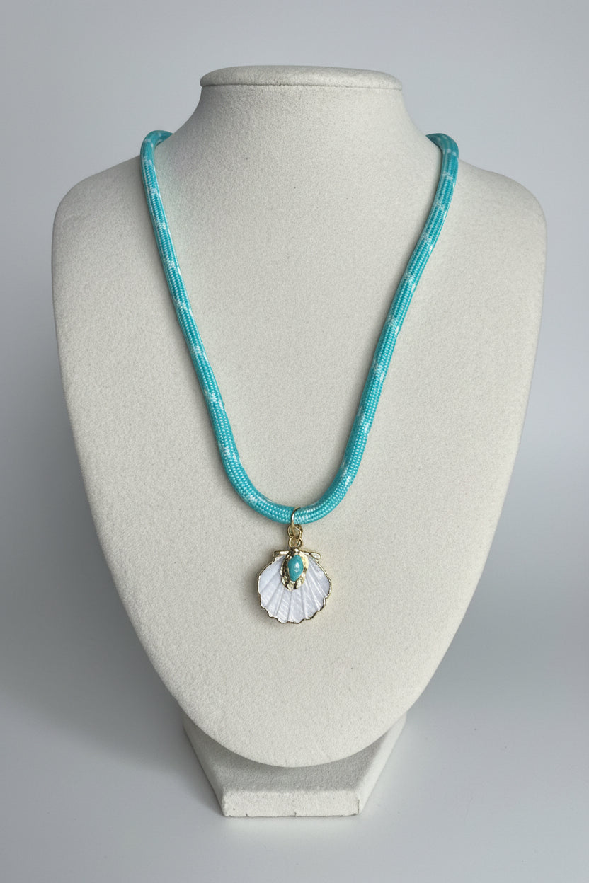 ROPE NECKLACE WITH SHELL CHARM